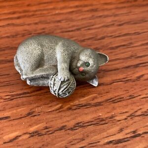 Pewter Kitten playing with a ball of yarn green eyes Figurine Kitty Rio signed
